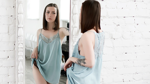 IonaPetiteBB is the pretty brunette teen with tattoos and sweet smile...